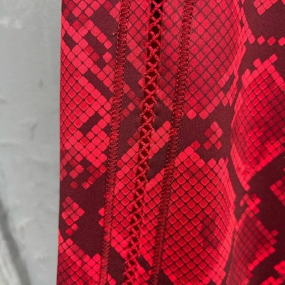 Lululemon Vent It Out Crop, size 6 - Picture 11 of 13